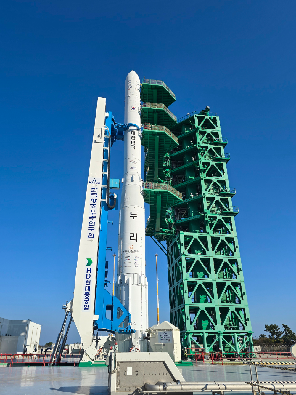HD현대중공업이 구축한 발사대에서 발사 준비를 마친 누리호.(사진=HD현대중공업)