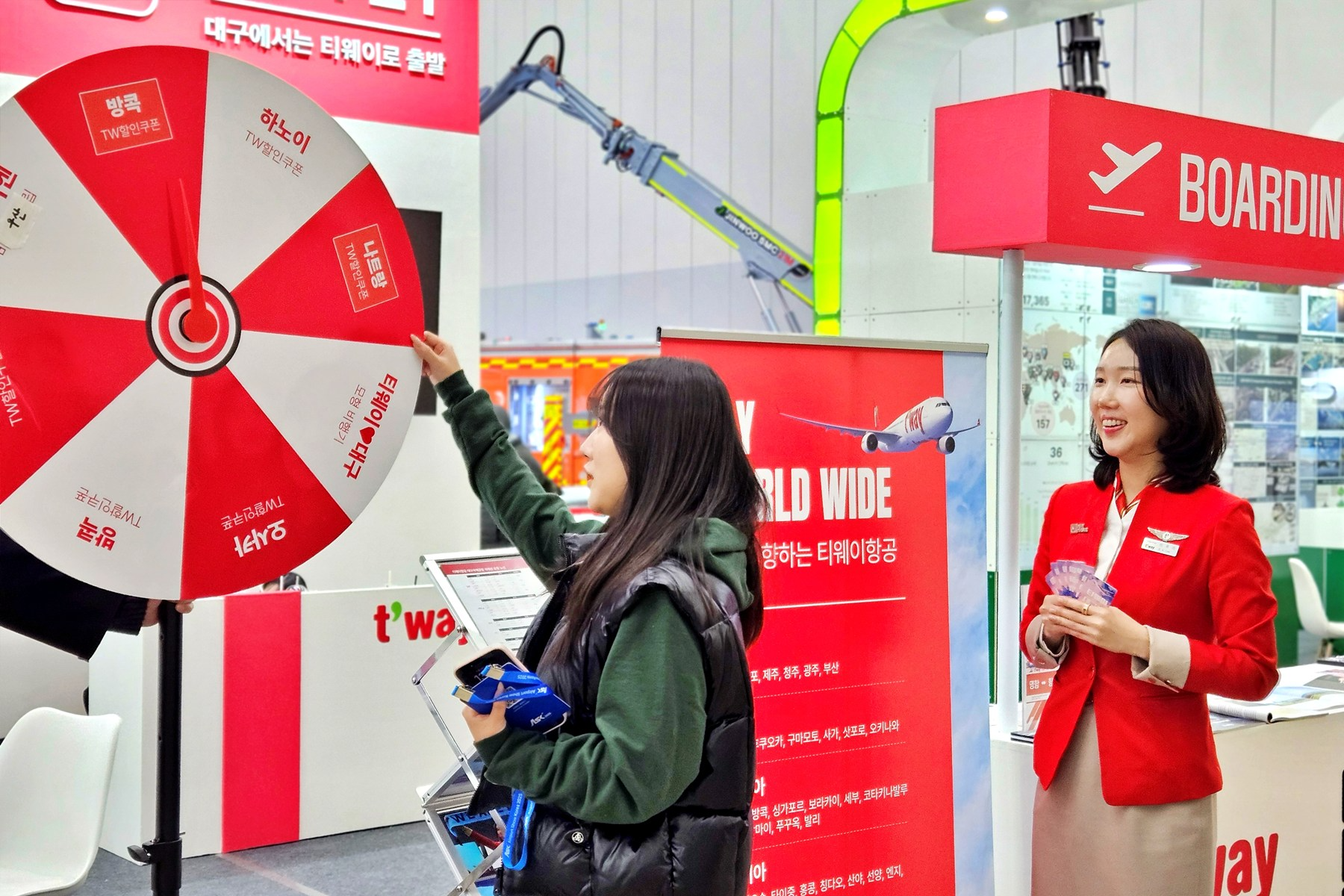 26일(수)부터 3일간 대구 엑스코에서 개최된 '2025 대한민국 미래공항 엑스포'에서 티웨이항공 홍보부스를 방문한 관람객이 이벤트에 참여하고 있다.(사진=티웨이항공)