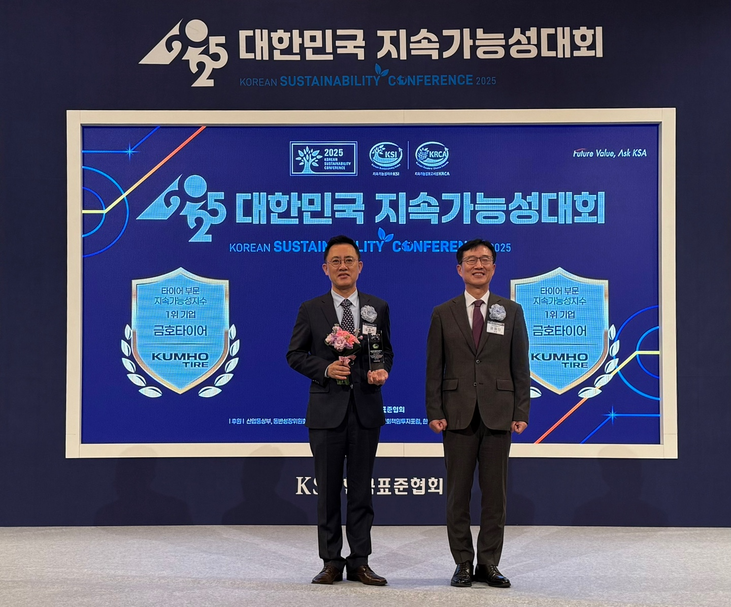 (왼쪽부터) 금호타이어 미래성장사업부문 유정선 상무와 한국표준협회 문동민 회장이 기념촬영을 하고 있다.(사진=금호타이어)
