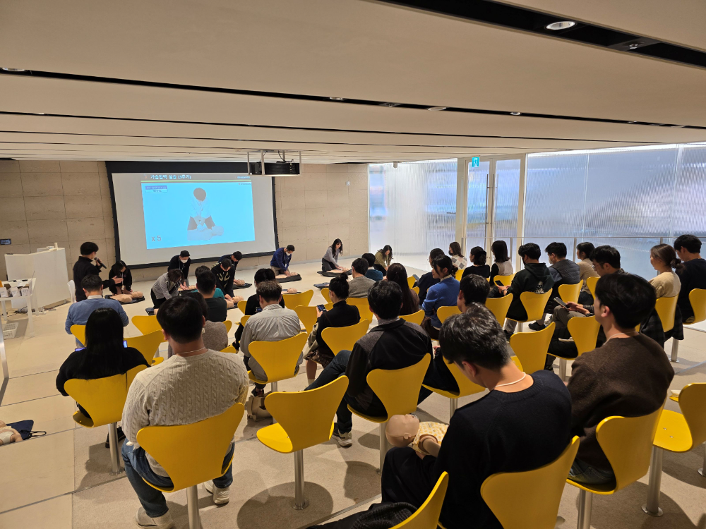 한국앤컴퍼니그룹이 지난 26일 판교 본사에서 임직원 130여 명을 대상으로 위급 상황 대처 능력 향상을 위한 응급처치 및 심폐소생술 교육을 실시했다.(사진=한국앤컴퍼니그룹)