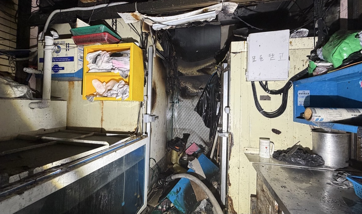 화재로 탄 동문시장 내 점포(사진=연합뉴스)