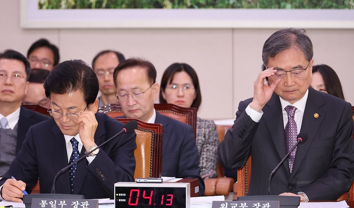 질의 듣는 정동영 통일장관과 조현 외교장관(사진=연합뉴스)