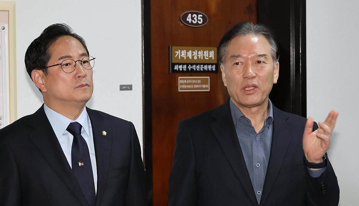 답변하는 기재위 여야 간사(사진=연합뉴스)