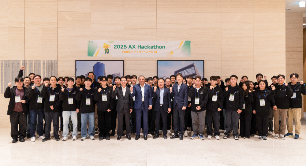 안와르 알 히즈아지 CEO(앞줄 왼쪽에서 8번째)가 사내 AX 해커톤 대회 참가자들과 기념촬영을 하고 있다.(사진=에쓰오일)