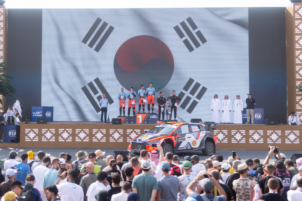2025 WRC 사우디 아라비아 랠리에서 포디움에 오른 선수들 및 관계자 모습.(사진=현대자동차)