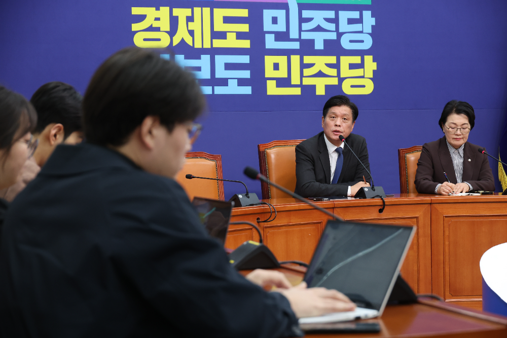 기자간담회 하는 조승래 사무총장.(사진=연합뉴스)