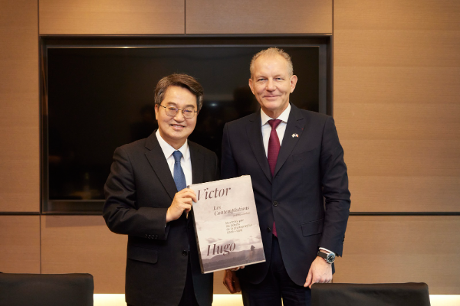 김동연 지사는 2일 여의도 페어몬트 호텔 회의실에서 프랑수아 자코(François Jackow) 에어리퀴드(Air Liquide) 회장(CEO)과 면담을 진행했다. / 경기도청