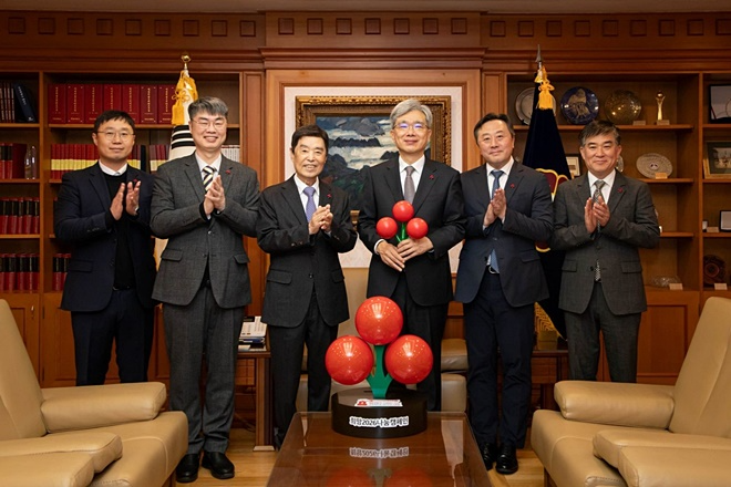 (왼쪽부터) 한상춘 사랑의열매 대외협력팀장, 조진호 사랑의열매 기획조정본부장, 김병준 사랑의열매 회장, 김상환 헌법재판소장, 김성진 헌법재판소장 비서실장, 하태진 헌법재판소 총무과장이 성금 전달 후 기념사진을 촬영하고 있다. (제공=사랑의열매)