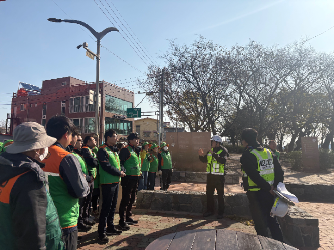 관리원 직원이 교량 점검사항에 대해 설명중인 모습.(사진=국토안전관리원)