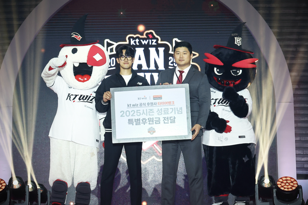 kt wiz 투수 고영표 선수(좌)와 타이어뱅크 홍보마케팅본부 유오영 팀장(우)이 기념 촬영을 하고 있다.(사진=타이어뱅크)