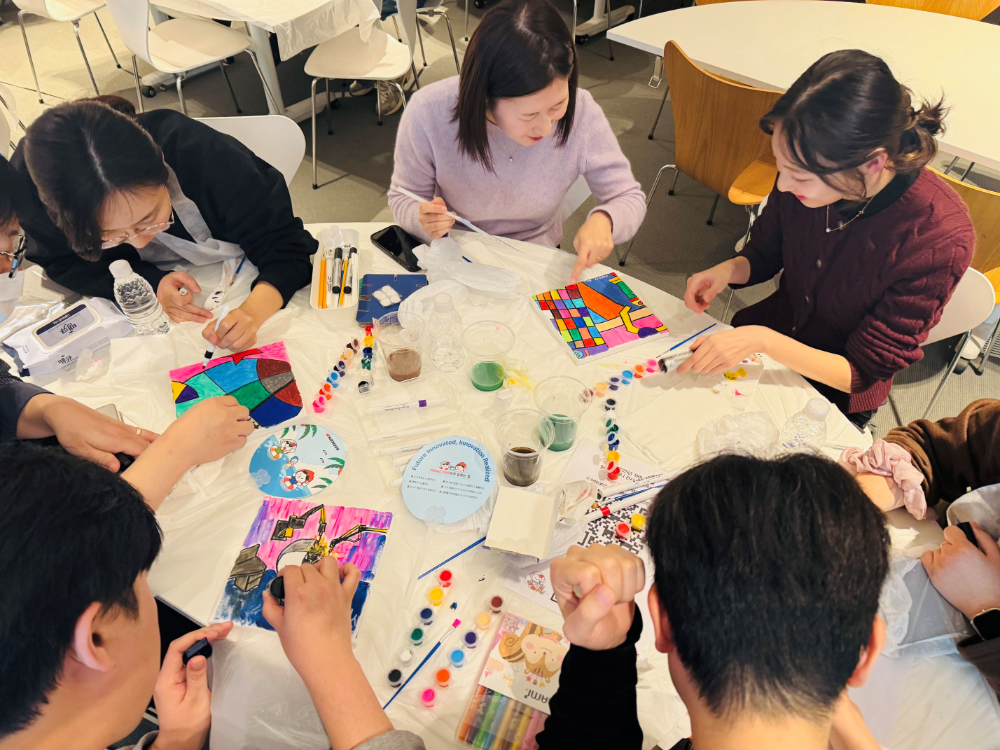 한국앤컴퍼니그룹 임직원들이 사내 소통 프로젝트 ‘프로액티브 콘서트(Proactive Concert)’에서 ‘비전 드로잉’ 프로그램에 참여하고 있다.(사진=한국앤컴퍼니그룹)