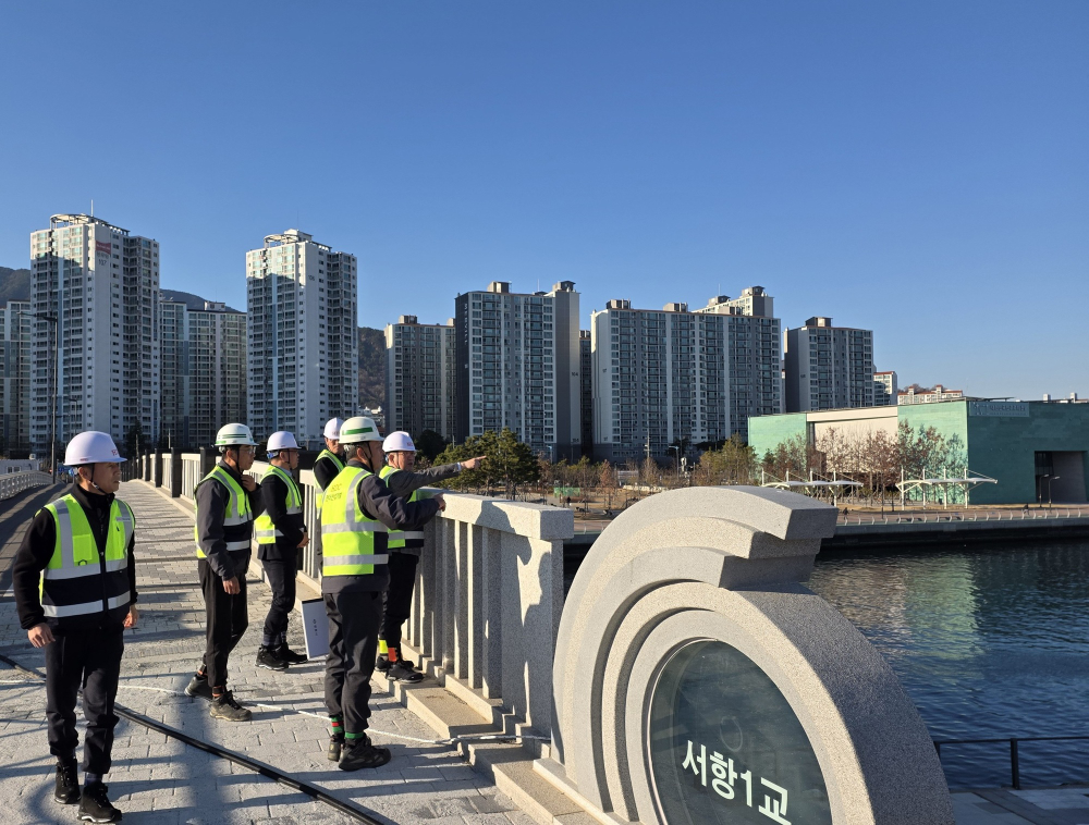 HDC현대산업개발은 겨울철 안전 관리를 강화하는 차원으로 4일 마산해양신도시 공사 현장에서 경영진 안전 점검을 진행했다.(사진=HDC현대산업개발)