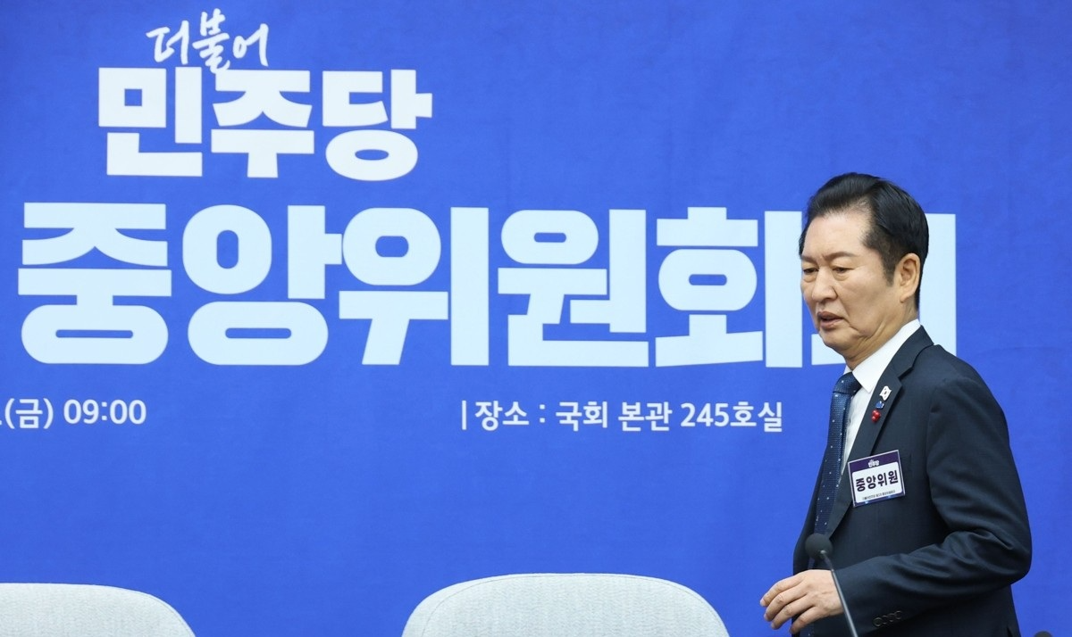 중앙위 회의 입장하는 정청래 대표(사진=연합뉴스)