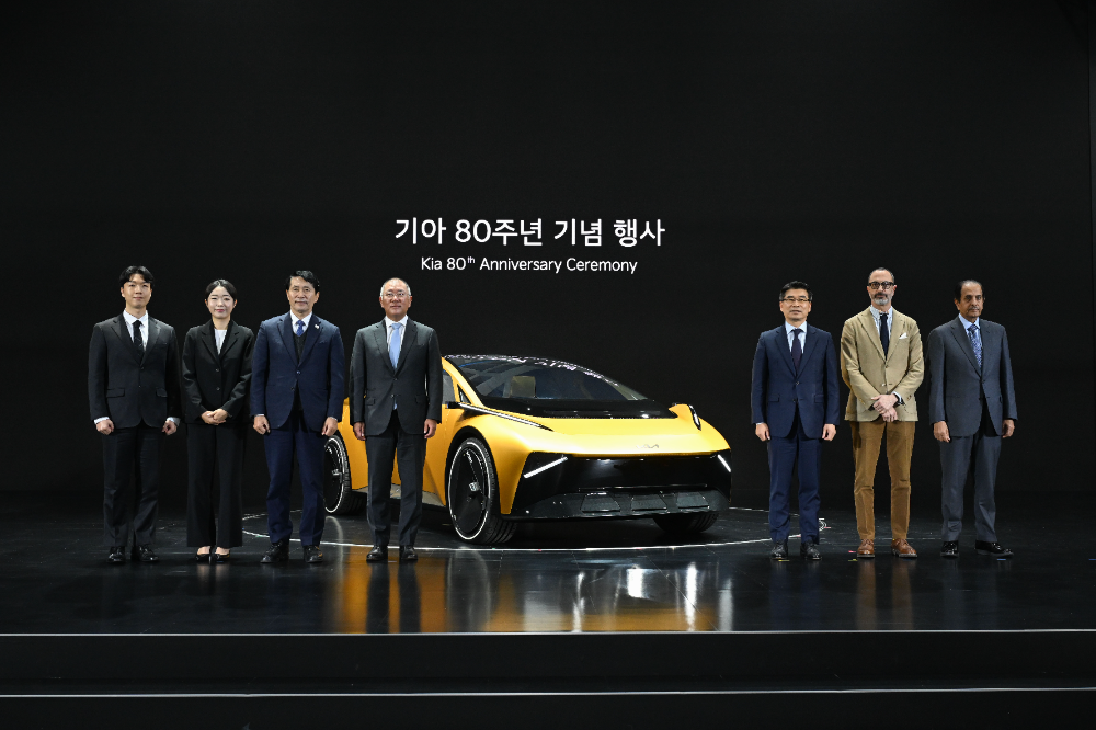 (왼쪽부터) 기아 홍철민 매니저, 기아 김가민 엔지니어, 이학영 국회부의장, 현대자동차그룹 정의선 회장, 기아 송호성 사장, 기아 글로벌 디자인 담당 카림 하비브(Karim Habib) 부사장, 기아 카타르 대리점 회장 압둘아지즈 모하메드 알 아띠아(Abdulaziz Mohamed Al-Attiyah)가 기념 촬영을 하는 모습.(사진=기아)