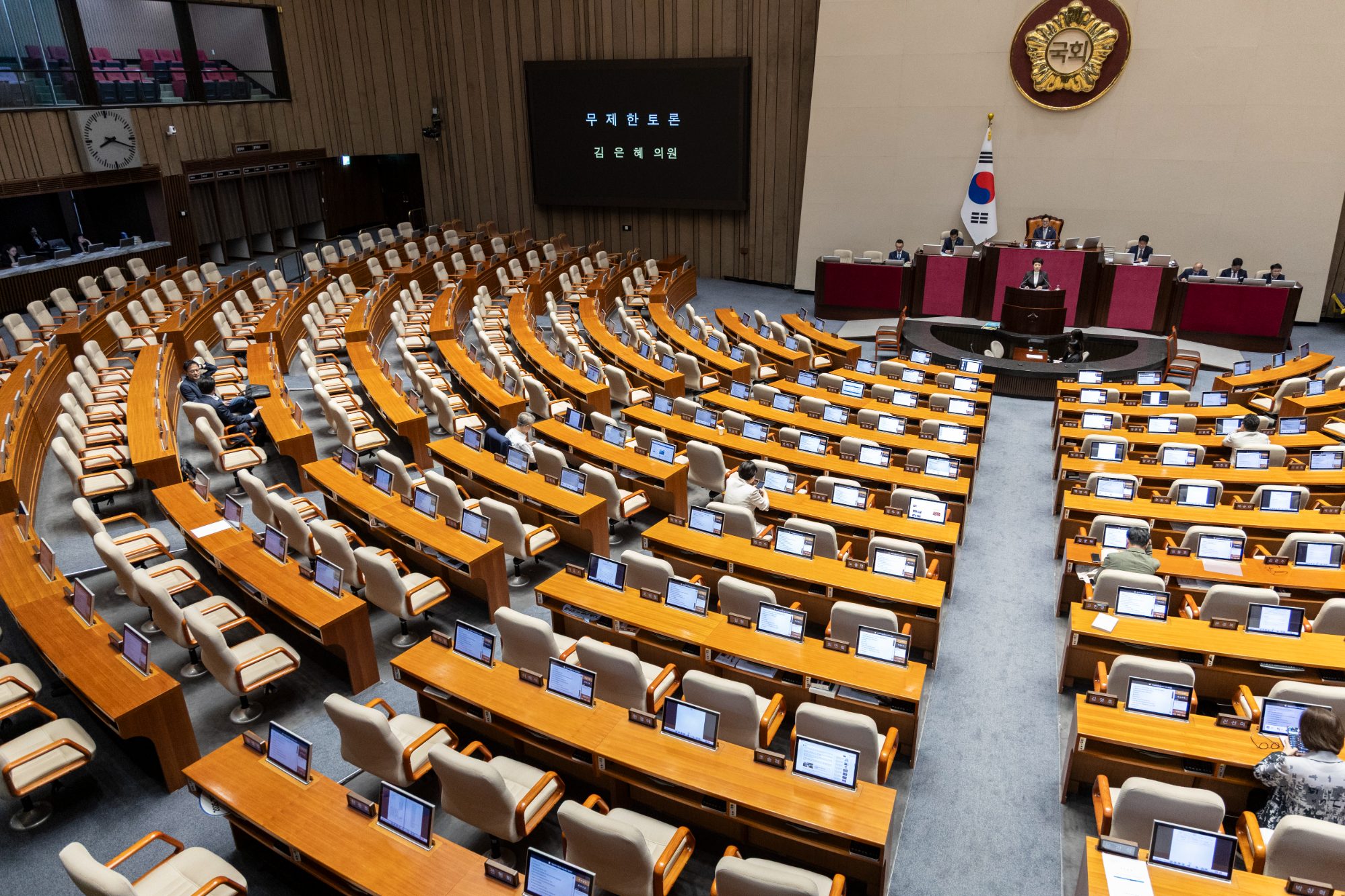 28일 국회 본회의에 국회에서의 증언·감정 등에 관한 법률 일부개정법률안에 대한 수정안'이 상정된 뒤, 국민의힘 김은혜 의원이 이 법안에 대한 필리버스터(무제한 토론)을 시작하고 있다. 사진=연합뉴스