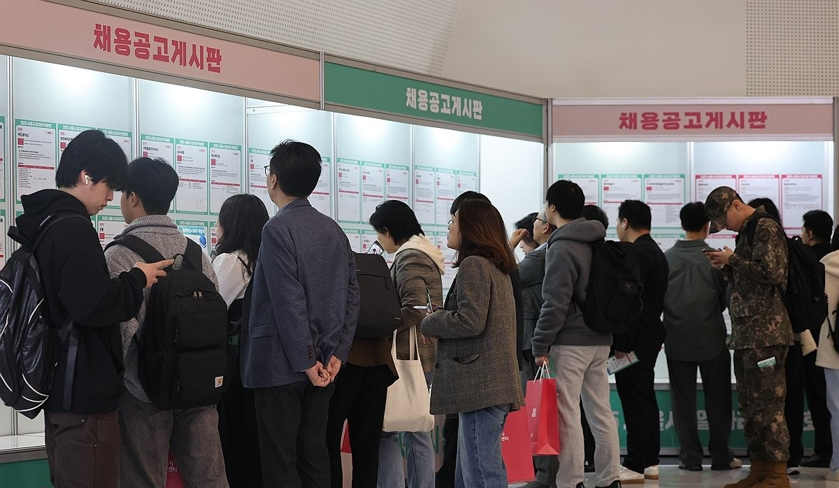 구직자들로 붐비는 채용게시판 앞(사진=연합뉴스)