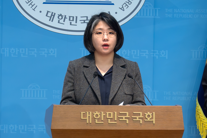 용혜인 기본소득당 대표가 12월 9일 국회소통관에서 기자회견을 갖고 사법개혁 쟁점법안에 대한 입장을 밝히고 있다.(사진제공=기본소득당)