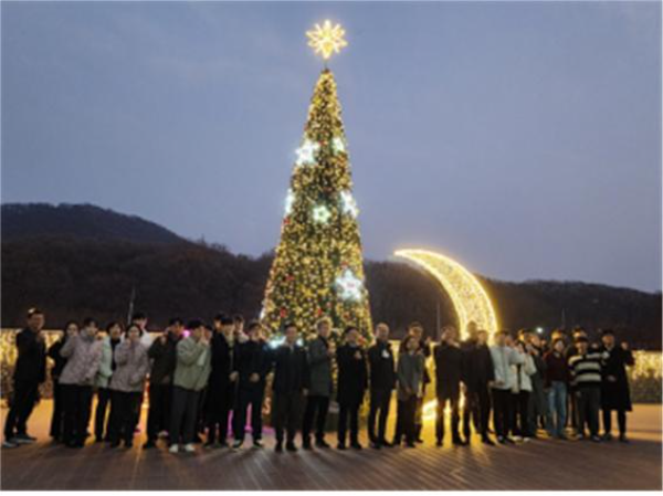 대형크리스마스 트리가 설치된 광명스피돔, 경륜경정총괄본부관계자들이 점등식을 마치고 기념사진을 촬영하고 있다.(사진=국민체육진흥공단)