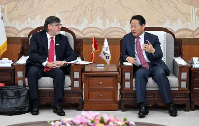 유정복 인천광역시장이 11일 시청 대접견실에서 파울 페르난도 두클로스 파로디(Paul Fernando Duclos Parodi) 주한 페루대사를 접견하고 경제·문화교류 확대 방안 등을 논의하고 있다. / 인천시청