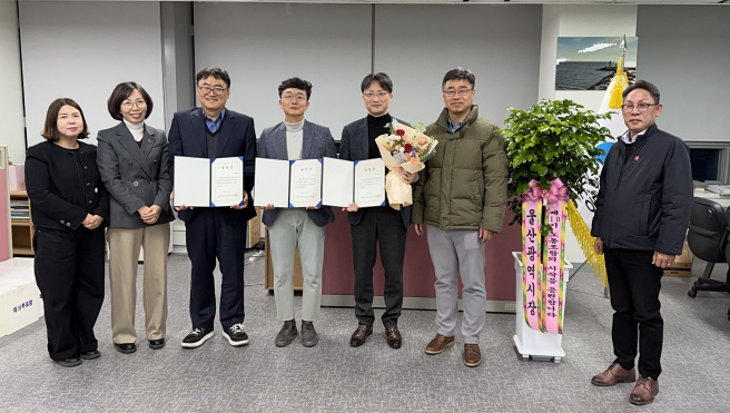 왼쪽 5번째 이종일 당선자.(사진제공=울산시)