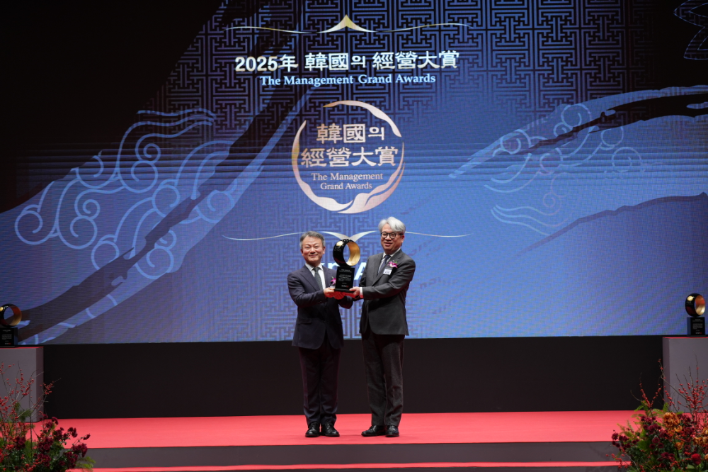 강현정 HUG 혁신성과처장(오른쪽)이 9일 서울 중구 신라호텔에서 열린 ‘2025 한국의 경영대상’에서 ‘Innovative Service of the Year’을 수상한 후 기념 촬영을 하고 있다.(사진=HUG)
