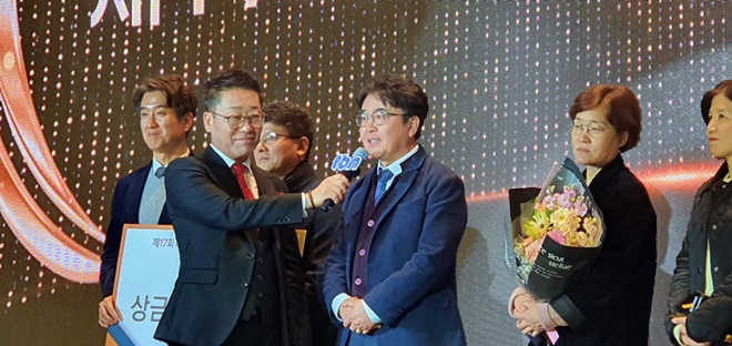 제17회 교통문화대상 대구교통공사 관계자가 수상소감을 발표하고 있다.(제공=tbn대구교통방송)