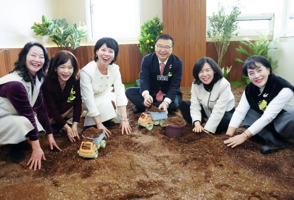 11일 개관한 중랑실내놀이터 5호점에서 흙‧물놀이를 체험하는 류경기 중랑구청장과 관계자들 모습