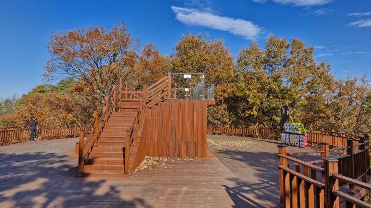 천안시 태조산 등산로에 설치된 하늘길 전망대 모습.