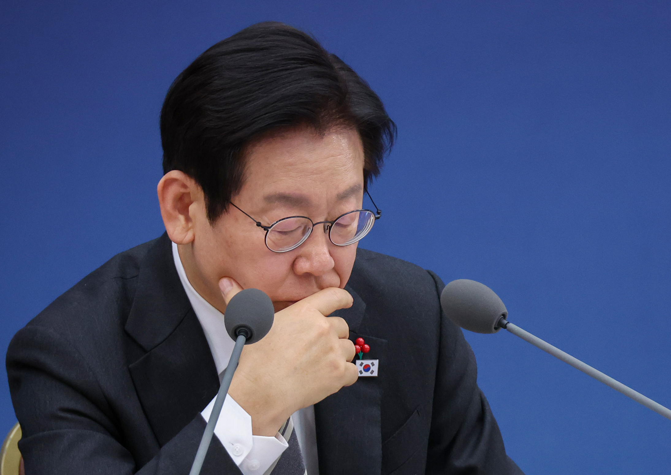 이재명 대통령이 12일 세종시 정부세종컨벤션센터에서 열린 교육부·국가교육위원회·법제처 업무보고에서 자료를 보며 보고를 경청하고 있다. 사진=연합뉴스