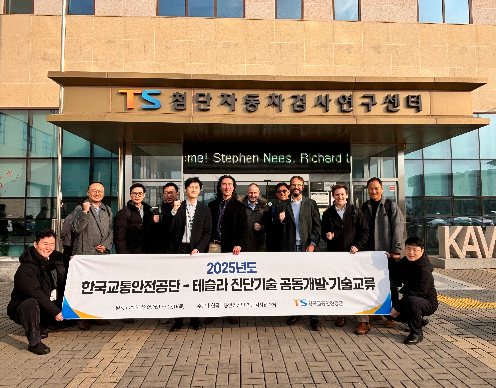 테슬라 서비스엔지니어링 수석이사 Brian Boggs(오른쪽4) 외 개발팀과 TS 첨단검사전략처 단체사진.(사진=TS)