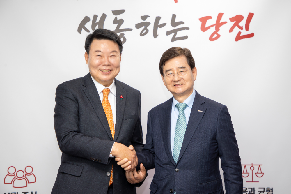 김선규 호반그룹 회장(오른쪽)과 오성환 당진시장이 18일 충남 당진시청에서 교통약자 주차공간 조성 사업 지원 방안에 대해 논의한 후 기념촬영을 하고 있다.(사진=호반그룹)