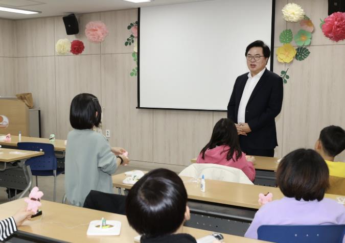 박일하 동작구청장이 지난 1월, 신대방2동 주민센터에서 열린 ‘윈터스쿨(Winter School)’에 참석해 아이들과 이야기하고 있다.