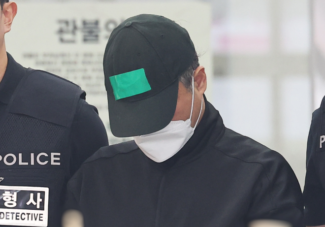 부모·처자식 일가족 5명 살해한 50대 구속송치 모습.(사진=연합뉴스)