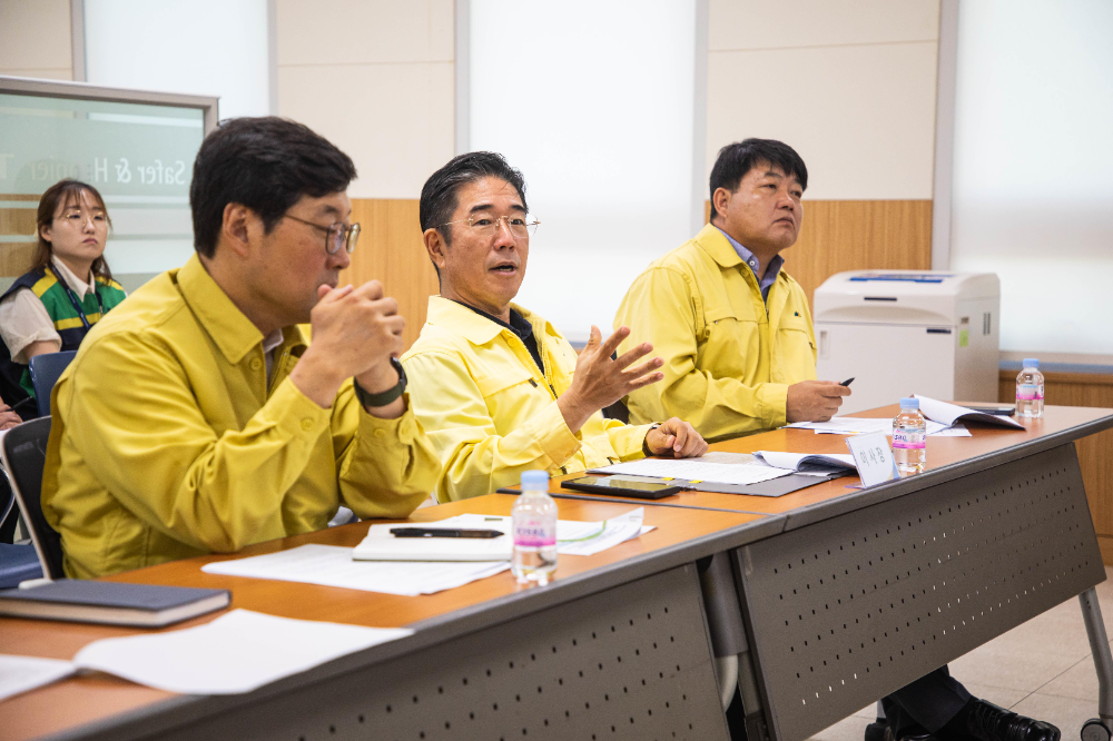 2025년 8월 20일 을지연습 기간 중에 한국교통안전공단(TS) 정용식 이사장(사진 가운데)과 김웅영 기획본부장(사진 오른쪽 김웅영), 민승기 모빌리티교통안전본부장(사진 왼쪽)이 공단 전시 상황실에서 전시현안과제토의를 하고 있는 모습.(사진=TS)