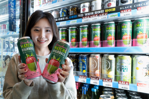 세븐일레븐, 딸기 맛 하이볼 신제품 출시 및 주류 특가전 진행