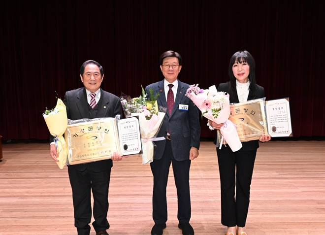 좌측부터 윤영하 장인, 정종복 기장군수, 이미화 장인이 기장군 장인 증서 및 인증패 수여식을 진행하고 있다.(사진제공=부산 기장군)