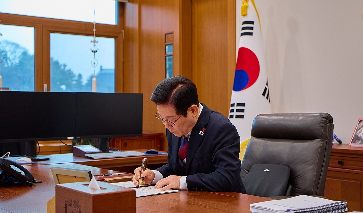 이재명 대통령이 청와대 복귀 후 첫 재가를 하고 있는 모습.(사진=연합뉴스)