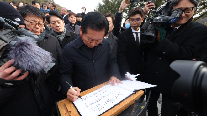 정청래 대표 방명록.(사진=연합뉴스)