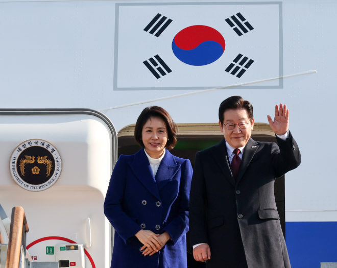 중국을 국빈방문하는 이재명 대통령과 김혜경 여사가 4일 성남 서울공항 공군1호기에서 환송객에게 인사하고 있다. 사진=연합뉴스