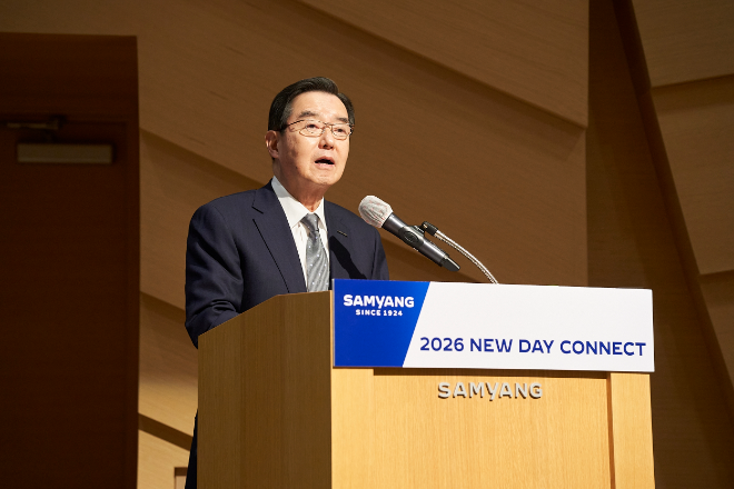 지난 2일 판교 디스커버리센터에서 열린 ‘2026년 삼양 뉴 데이 커넥트’에서 삼양홀딩스 김윤 회장이 임직원들에게 신년 메시지를 전하고 있다. 사진=삼양홀딩스
