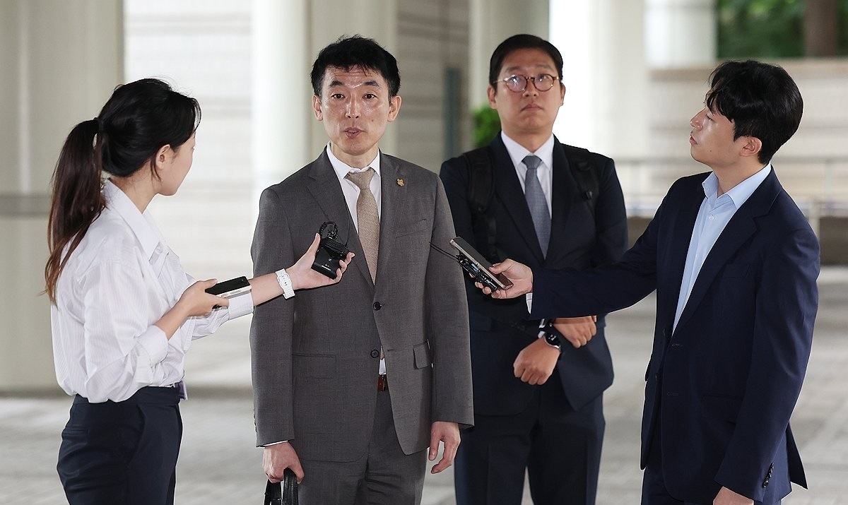 취재진 질문에 답하는 이하상 변호사(사진=연합뉴스)