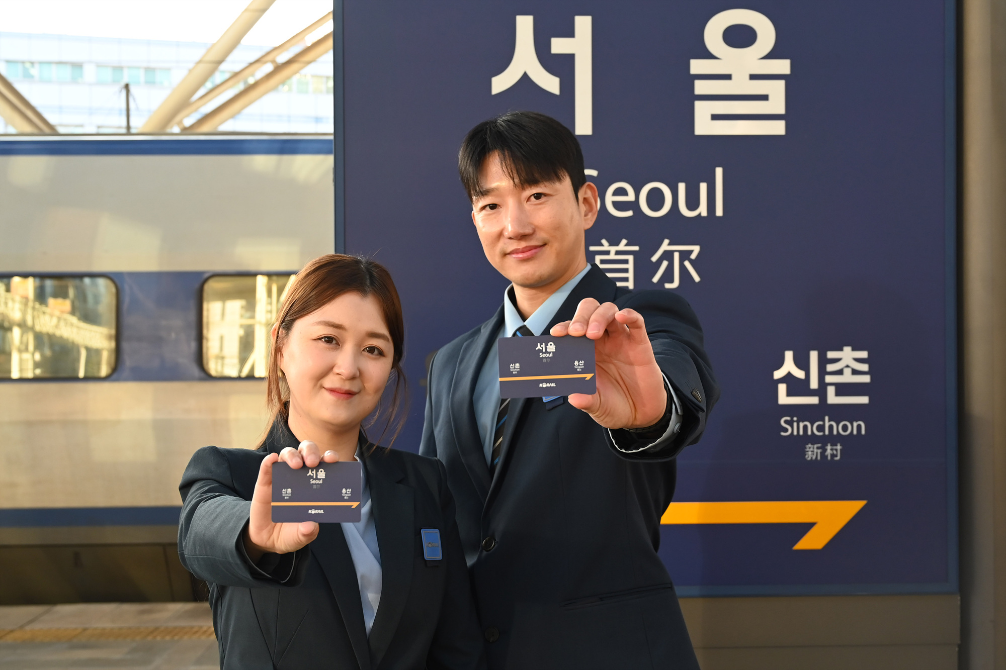 코레일이 전국 30개 기차역 ‘역명판’을 본뜬 레일플러스 교통카드를 선보였다.(사진=코레일)