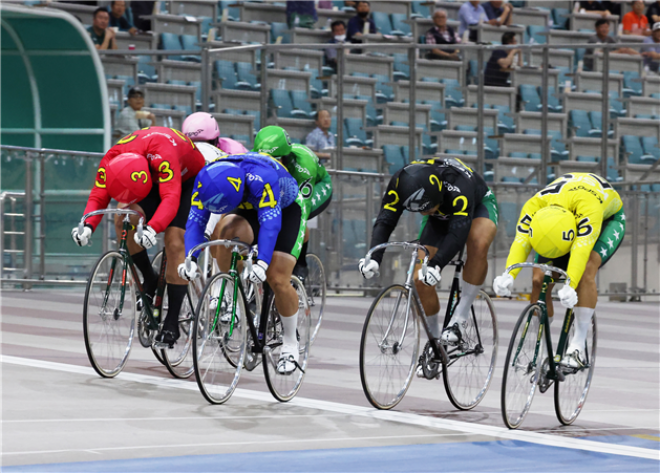 광명스피돔에서 우수급 선수들이 결승선을 향해 달려오고 있다.(사진=국민체육진흥공단)
