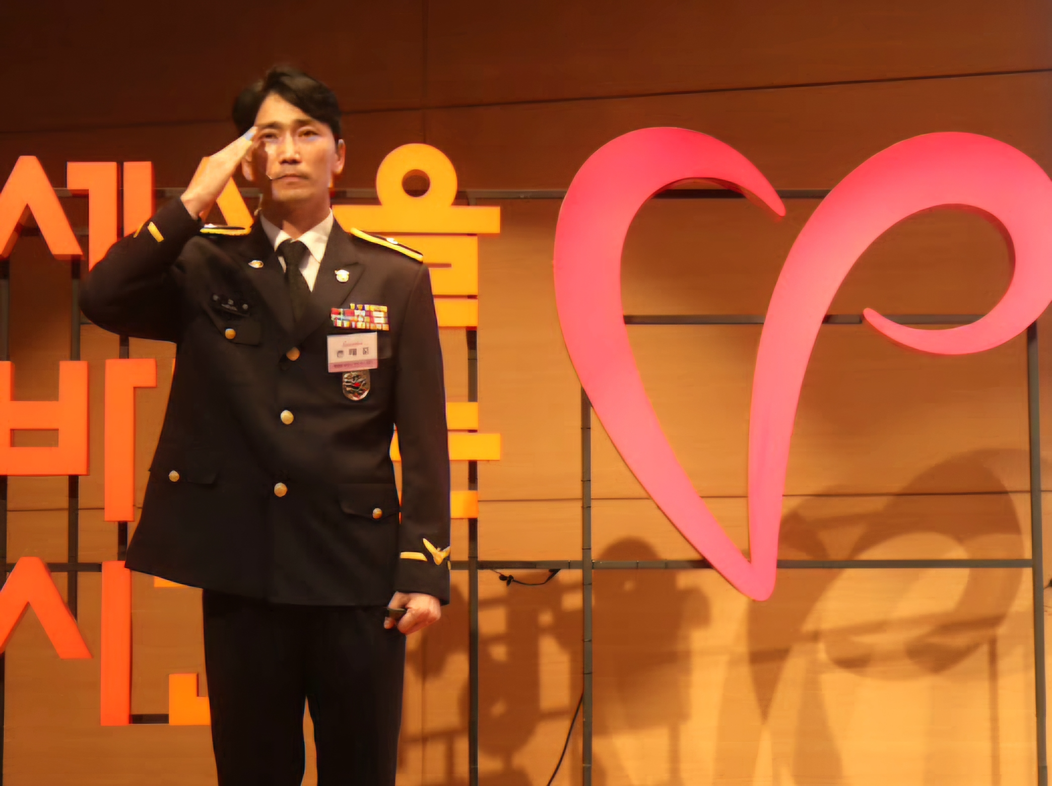 세바시 수상 경례를 하고 있는 권재준 경위.(사진제공=중앙해양특수구조단)