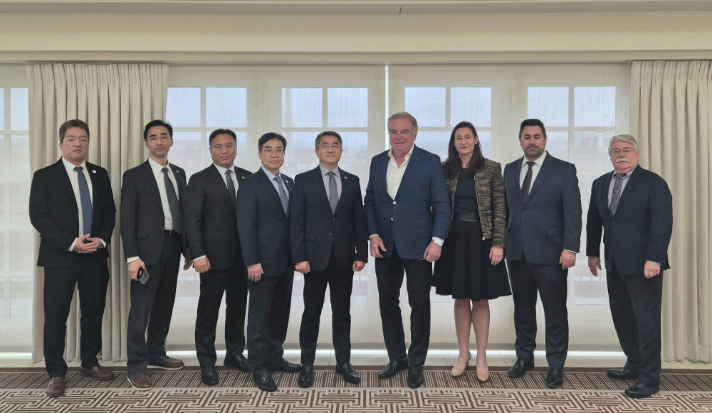 행사에 참석한 삼성E&A 남궁 홍 사장(왼쪽에서 다섯 번째), 사이먼 그린쉴즈(Simon Greenshields) 와바시 밸리 리소스 이사회 의장(오른쪽에서 네 번째) 외 관계자들이 기념촬영을 하고 있다.(사진=삼성E&A)