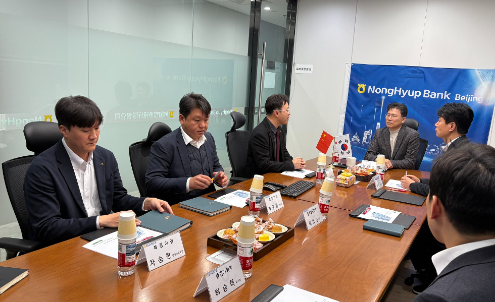 강태영 농협은행장이 지난 5일 중국 베이징 소재 북경지점을 찾아 중국 진출기업 지원 강화를 위한 현장경영을 진행하고 있다. 사진=NH농협은행