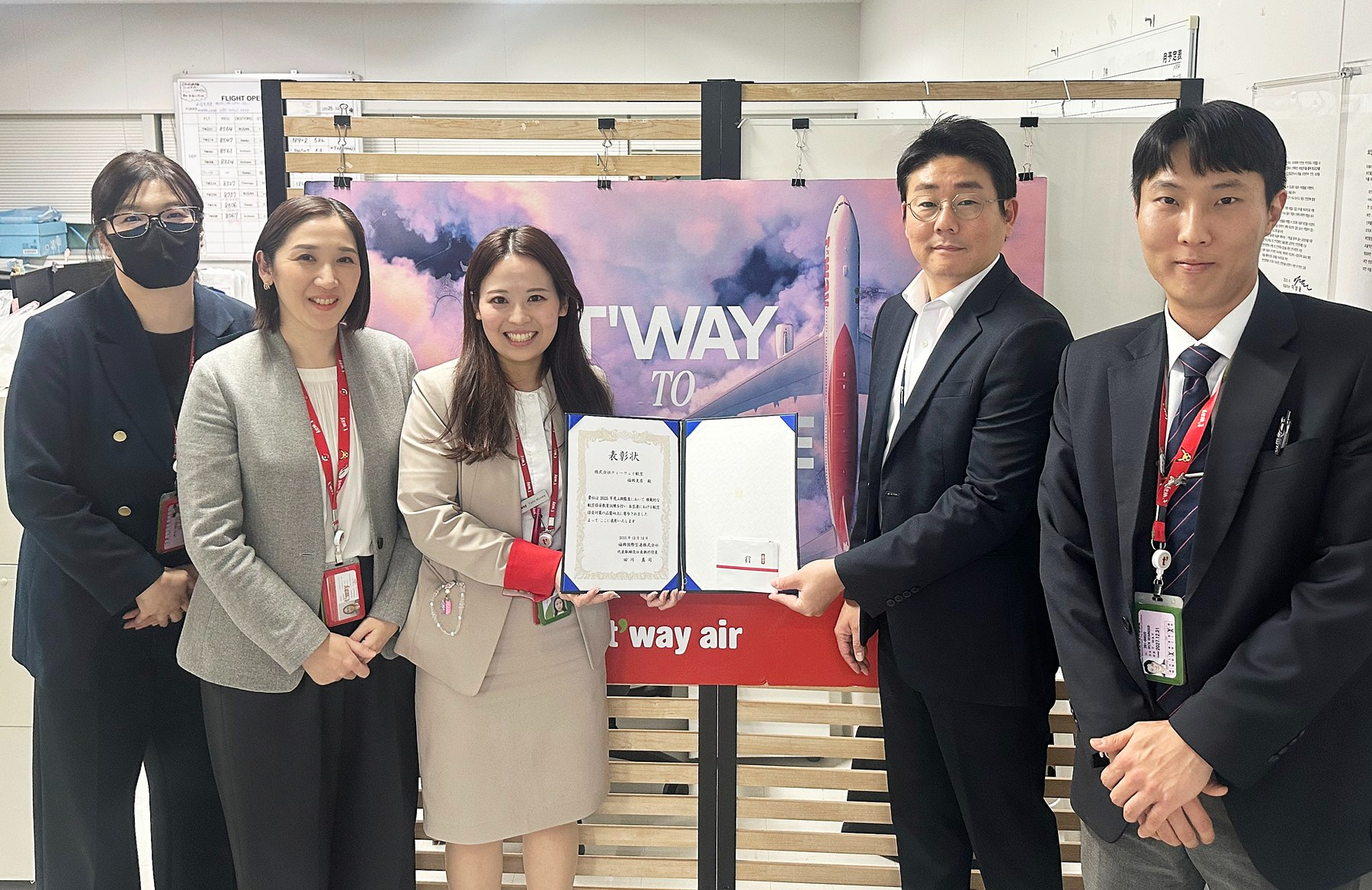 티웨이항공 후쿠오카지점이 후쿠오카 국제공항으로부터 표창을 받고 티웨이항공 우주 후쿠오카 지점장(오른쪽 두번째) 및 후쿠오카지점 직원들이 기념사진 촬영을 하고 있다.(사진=티웨이항공)