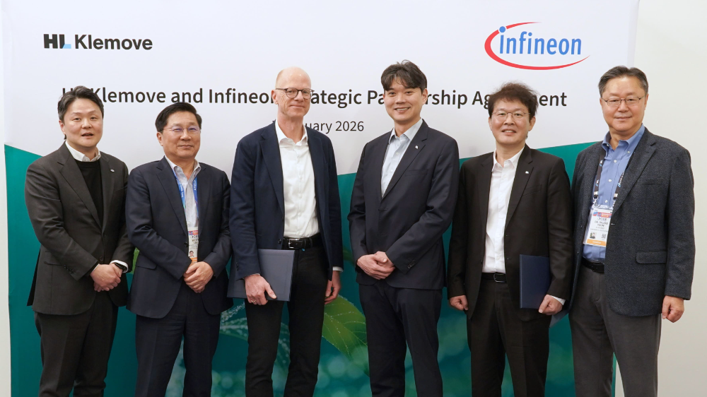 HL클레무브 이윤행 사장 (왼쪽에서 네 번째), 인피니언 오토모티브 사업부 피터 셰퍼(Peter Schaefer) 부사장 (왼쪽에서 세 번째).(사진=HL그룹)