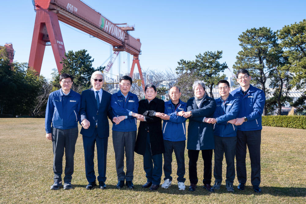 (왼쪽 두 번째부터) 정병모 20대 노조 지부장, 권오갑 명예회장, 백형록 21대 노조 지부장, 박근태 22대 노조 지부장, 조경근 23대 노조 지부장, 정병천 24대 노조 지부장.(사진=HD현대)