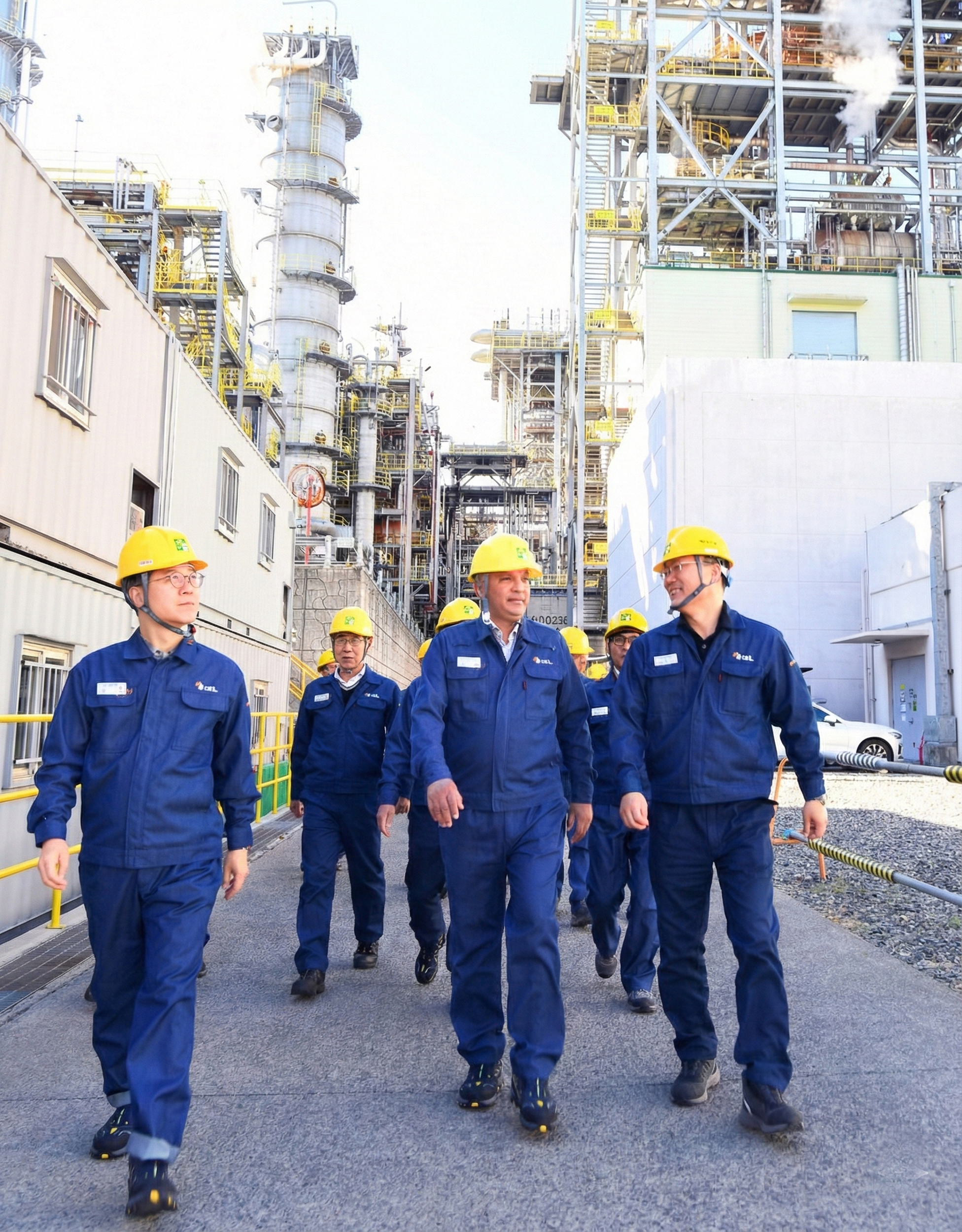 안와르 알 히즈아지 CEO가 온산 공장을 방문하여 현장을 둘러보고 있다.(사진=에쓰오일)